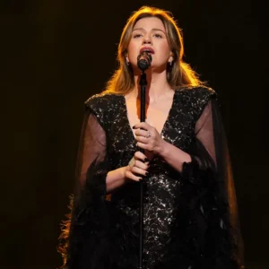 Kelly Clarkson on "The Voice"